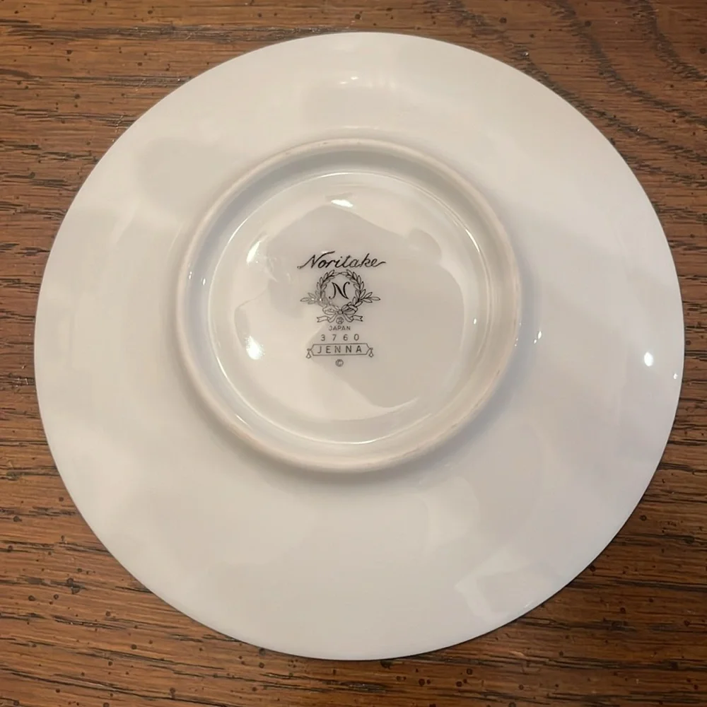 Noritake Jenna 12 five piece settings and oval vegetable‎ bowl